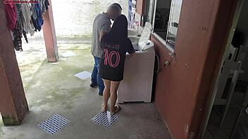 Ei, dona de casa casada paga o técnico de lavanderia com a bunda gostosa enquanto o corno tá fora