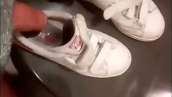 Marion relaxes at home with sneakers for 30 minutes