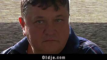 Старый актёр ловит падчерицу за мастурбацией, жёстко долбит её тугую пизду!