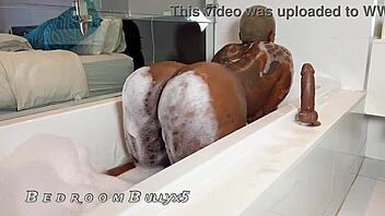 bedroombully slurping bbc in steamy bathroom sesh 😈