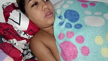 CANSADO LLEGUE DEL TRABAJO, ME PONGO A VER PORNO Y QUE ME MASTURBE MI ESPOSA!