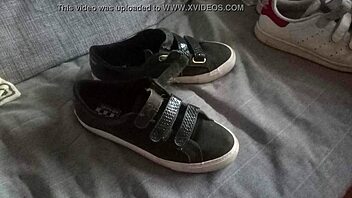 Marion relaxes at home with sneakers for 30 minutes