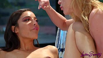 emily willis and aiden ashley scissor wet pussies 😘