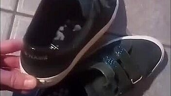 Marion relaxes at home with sneakers for 30 minutes