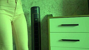 女性绝望导致在紧身牛仔裤里尿尿