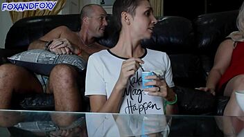 Papa baise ses belles-filles dans tous les trous pendant que la femme est absente ! 😈