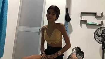 A kis mostohatestvérem bejön a szobámba, hogy leszívja a farkam