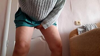 Lærer onanerer under skjørtet, tatt som lesbisk MILF