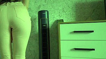 Female desperation leads to peeing in tight jeans