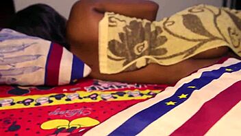 Černoušská kráska tvrdě jezdí na velkém čuráku spolubydlícího BBC