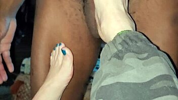 Joška žena Alegra sesa BBC z nogami in pičko medtem ko mož dela