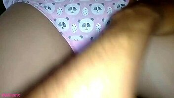 mi padrastro aprovecha cuando estoy sola en casa