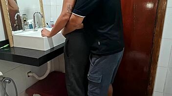 Kiinni piika kylpyhuoneesta