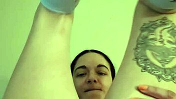 Emy Angel完美娇小屁股和紧致阴部独奏动作，太他妈棒了！