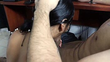 chica toca vagina en cuarto hermanastro