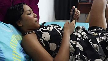 chica toca vagina en cuarto hermanastro