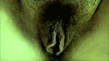 Tua madre mostra la figa pelosa aperta