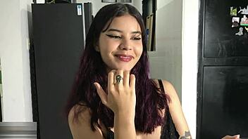 Trabajo de pie y chupando polla hermanastra latina es perfecta con creampie hardcore