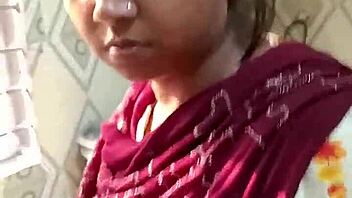 सेक्सी बंगाली भाभी फॉर्बिडन इंडियन बेडरूम सीक्रेट्स का हिंट देती है