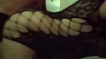 Me la coje de a perrito en la cama