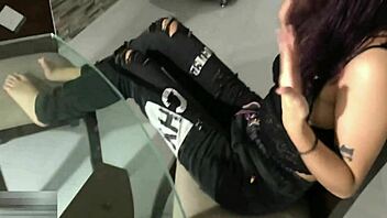 Trabajo de pie y chupando polla hermanastra latina es perfecta con creampie hardcore