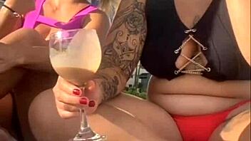 i'm alone at the beach flashing and wanting to get naughty without my husband knowing