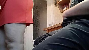 Дърпам си облечен, за да не ме хване мащехата в кухнята