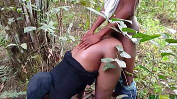 Странная женщина из Буша жестко трахается огромным самодельным членом