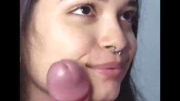 O genç 18+ esmer muhteşem derin sakso çekip hepsini yuttu