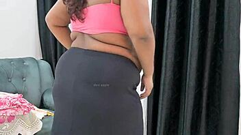 Indian bhabhi shows off hot boobs casually