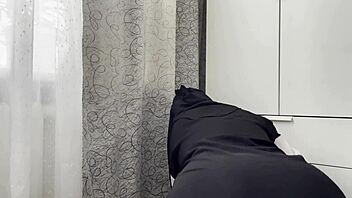 Kuuma algerialainen milf kiihtyy pesiessään märkää pilluaan