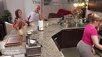 Lille 18+ sex freak Freya Von Doom besøger stedfar og ny kone diskret