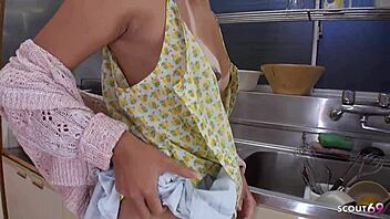 へい、初めておっさんの精子吸うよ日本で...無修正JAVで小さい18+義娘！