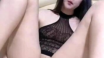 Amateur squirts during solo masturbation 😲