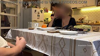 OMG, můj manžel se šuká pod stolem u nevlastní mámy v kuchyni!