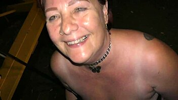 Milf kiwi vadia mostra buceta em público no parque de férias