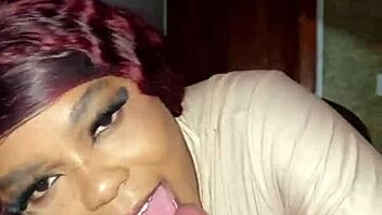 La Madrastra Más Sexy de la Historia se Folla a Su Hijastro Sin Que Su Marido Se Dé Cuenta