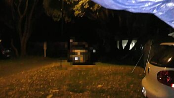 Milf kiwi vadia mostra buceta em público no parque de férias