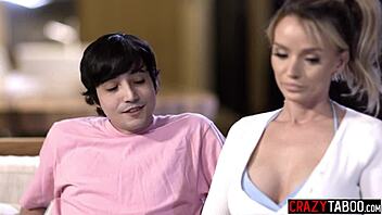 MILF заварена майка с големи цици Pristine Edge чука огромния кур на заварения син