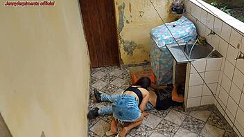 hotwife casada quica no pau do encanador enquanto marido trabalha, que loucura total e humilhante