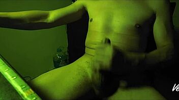 Sacudida Corta: Skinny Athletic Guy Strips and Strokes in Solo Dance.