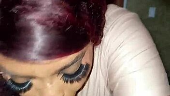 La Madrastra Más Sexy de la Historia se Folla a Su Hijastro Sin Que Su Marido Se Dé Cuenta