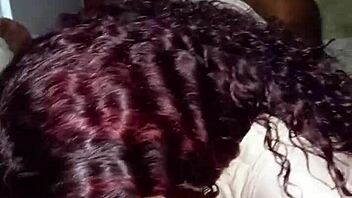 La Madrastra Más Sexy de la Historia se Folla a Su Hijastro Sin Que Su Marido Se Dé Cuenta