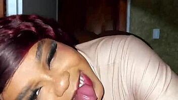 La Madrastra Más Sexy de la Historia se Folla a Su Hijastro Sin Que Su Marido Se Dé Cuenta