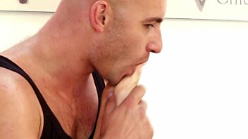 Teen Masturbates Feet!