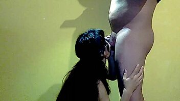 Sąsiad przekonał mnie do ssania kutasa i wszystko nagrał