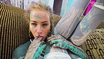 Seksikkäät verkko sukka ja korkikengät yksin anaalileikissä isolla dildolla