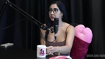 Renatinha Melo cast with Tifany Rocha and Didy Reis dominates in public group action.