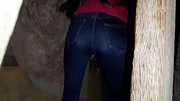 Jeg fangede brunet fremmed onanere i jeans på forladt sted til hendes orgasme