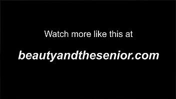 Chefe velho fode magrinha 18+ na entrevista